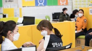 백신접종 13일만에 50만명, 국민 0.97%…이상반응 1073건 늘어