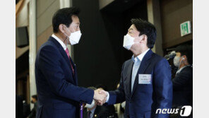 吳 “소통하고 있어” 安 “만난 적 있다”…보선판 ‘윤석열 모시기’