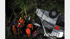 인도네시아서 스쿨버스 계곡 아래로 추락…27명 사망