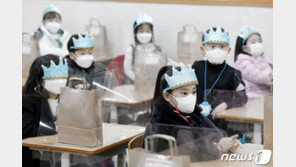 끈질긴 코로나에 ‘등교 확대’ 고심…“중1 매일등교 어려워”