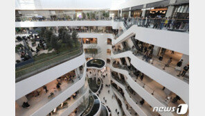 ‘더현대 서울’에 얼마나 몰렸으면…구청 직원들까지 주말 ‘출동’