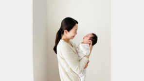 박은영, 생후 1달 넘은 아들 공개…“아웅 넘넘 귀여워”