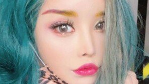 하리수, 파란 헤어+노란 눈썹…파격 네온 메이크업