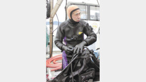 쓰나미에 잃은 아내 찾아… 10년째 바닷속으로