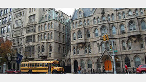 ‘엄마·아빠’ 호칭 사용 자제 권고한 美사립 학교…그 이유는?