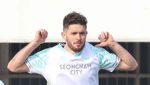 꼴찌 강원, 무패 수원 잡았다 놓쳤다