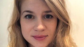 “여성, 혼자 외출 마” 英경찰, 시위자 수갑 채워 ‘질질’…여론 부글