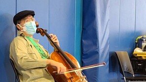 백신 접종소에 울려퍼진 첼로 선율…알고보니 요요마