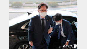 박범계, ‘한명숙 사건’ 지휘권 발동 질문에 “6000쪽 수사 기록 직접 보겠다”