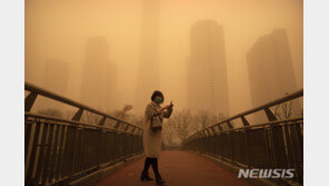‘10년만에 최악의 황사’ 베이징 덮쳤다…1km 앞도 안 보여