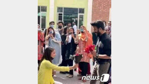 “결혼해줘” ‘공개 프러포즈’에 파키스탄 학교 “퇴학”…공분