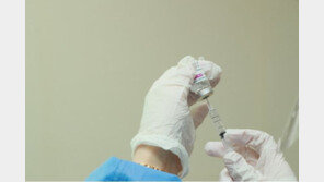 “의료진, 백신 맞고 고열에 울면서 퇴근…코피 난 직원도 다음날 바로 출근”