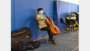 백신 접종뒤 첼로 연주한 남성…거장 ‘요요마’의 위로