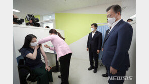 文대통령 부부, 아스트라제네카 맞는다…23일 공개 접종