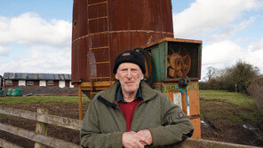 “끔찍한 마을에 오신 걸 환영” 광고 내건 노인의 사연은?