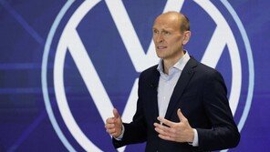 폭스바겐, 작년 전기차 얼마나 팔았나 봤더니…“테슬라 이어 2위”