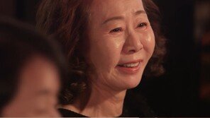 ‘오스카 후보’ 윤여정 데뷔 50주년 축하파티 영상 공개