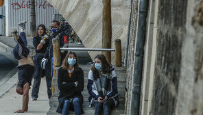 유럽 대륙, 코로나 사망자 90만명 넘어…전세계의 34%