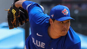 ‘148km+팔색구’ 류현진, 묵직하고 날카롭고