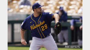 린드블럼, 3⅔이닝 무실점…커쇼와 선발 맞대결 판정승