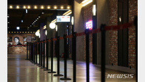 극장가 여전히 썰렁…2월 관객 311만명 58% 급감