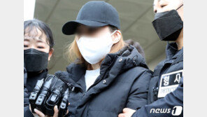 ‘檢 송치’ 구미 여아 친모, 기자 손 잡으며 “진짜 안 낳았어요!”