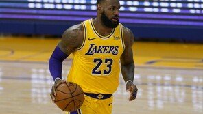 ‘양키스 팬’ NBA 스타 르브론, MLB 보스턴 구단주 됐다