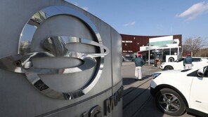 지지부진 쌍용차 매각협상에…이동걸, 쌍용차 사장·노조 만났다