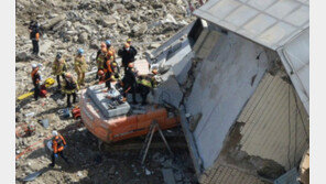 건물에 깔린 굴착기… 운전사, 2시간 반 만에 구조