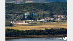 北 ‘3월 무역 재개설’…“상황 더 지켜봐야”