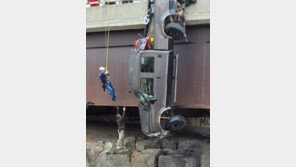 ‘대롱대롱’ 30m 협곡 위 매달린 트럭…추락 직전 극적 구조