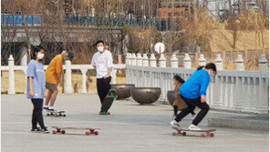 “이제 반팔도 안 춥네”