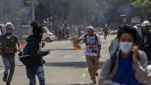 미얀마 아웅반 중심가서 군 총격…8명 또 사망