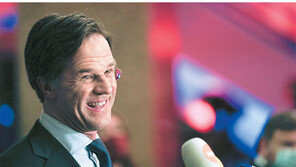 네덜란드 총선 반고흐 박물관서도 투표… 뤼터 총리 4연임 확실시