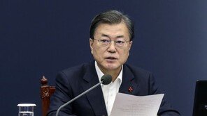 부동산 민심에 등 돌려…文지지율, 취임 후 최저치