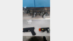 ‘경찰 코스프레’ 딱 걸렸네…가짜권총까지 차고 활보