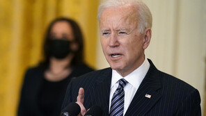 에어포스원 계단서 비틀거린 바이든…백악관 “괜찮다”