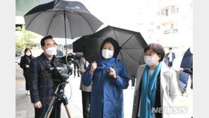 빗속 서울 강북권 누빈 박영선 “경전철 조기 개통 약속”