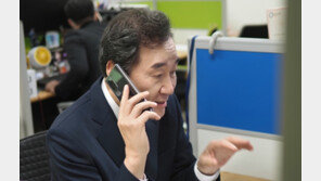 전화기 든 이낙연 “긴박한 재보선…부지런히 호소하자”