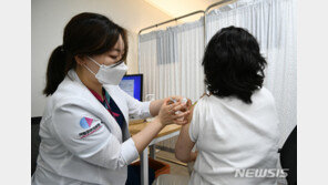 “백신 맞으니 초사이언 된 느낌” 화이자 2차 접종 시작