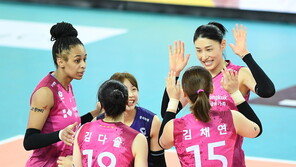 살아난 흥국생명, 봄 배구 첫 판 승리…김연경 29점