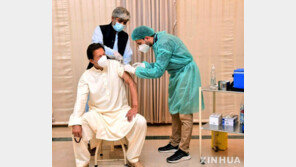 파키스탄총리 코로나확진…“국민들 빨리 백신접종하라”