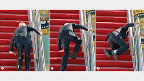 바이든, 비행기 오르다 3연속 비틀… 또 불거진 건강 이상설