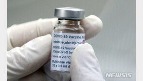 ‘AZ백신 안전하지 않다’ 여론, 유럽서 절반 넘어…혈전 논란 여파