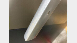 아파트 현관문에 ‘변’ 테러…소음 항의 때문에?