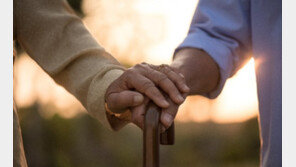 코로나19 걸린 67년 차 美 노부부, 15분 차로 세상 떠나…