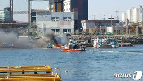 부산 명지 앞바다서 바지선 불…‘발전기 기름 수급 중 불꽃 튀어’