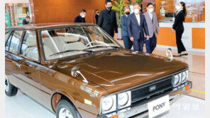 현대차 첫 고유 모델 ‘포니’ 둘러보는 정의선 회장