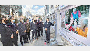 ‘팬데믹을 넘어, 희망을 찾다’ 한국보도사진전 개막