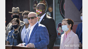 호건 부부 “평생 겪은 인종차별에 넌더리…아시아계 증오 멈춰야”